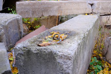Büyük inşaat döküntüleri, beton döküntüler ve bloklar şehir sınırlarında uzanıyor ve sonbahar bulutlu bir günde çevreyi kirletiyor.
