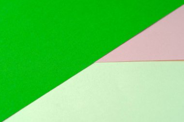 Renkli kağıtlar bir açıda, kırtasiye arka planında, makroda yatar