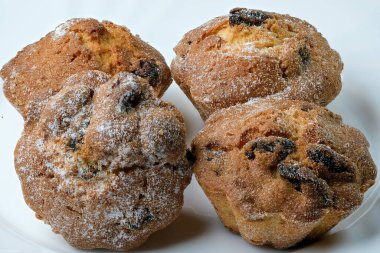 Kuru üzümlü dört tatlı kek, zengin hamur işleri, aromatik tatlı, yakın plan, makro fotoğraf.