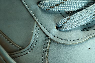 Açık mavi yarı sezon deri çizmeler, ayakkabı mağazası afişi, deri arka plan, yakın plan.