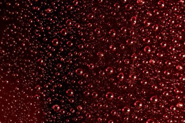 Su damlaları ile soyut fotoğrafçılık kırmızı, yakın plan yansımaları, makro fotoğrafçılık