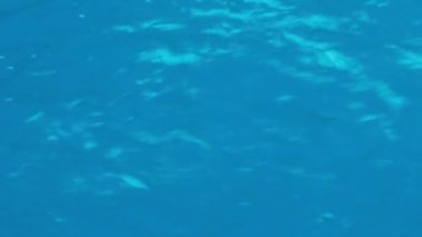 Dalgalardan dalgalanan açık mavi okyanus suyu görüntüsü