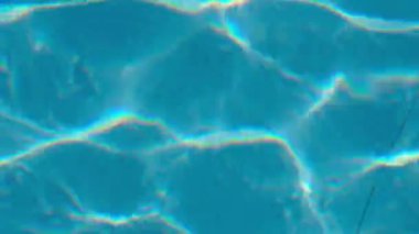 Bir havuzun yüzeyindeki parıldayan yansımaları yakından çek.