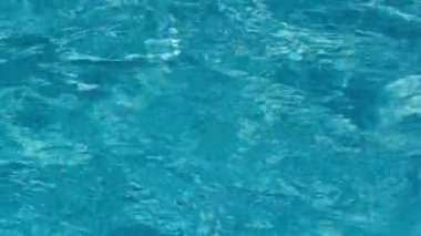 Işıldayan mavi havuz suyunun dalgalanmasına yakın çekim