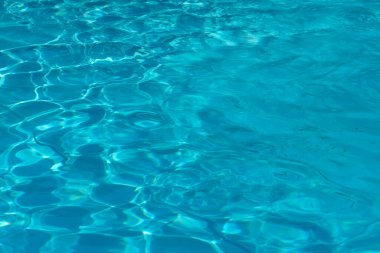 Yumuşak dalgalı mavi havuz suyuna yakın çekim.