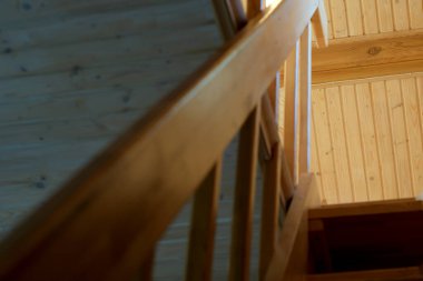 Kulübedeki ahşap korkuluklara yakın çekim..