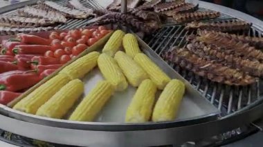 Cızırdayan etler ve canlı sebzeler açık havada ağız sulandıran bir yaz ziyafeti yaratıyor..