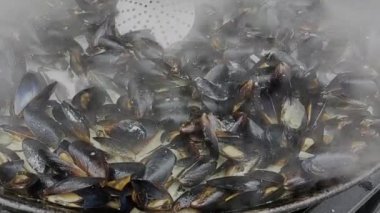 Mutfakta midyeler mükemmel buharlaşır, havayı enfes bir aromayla doldurur..