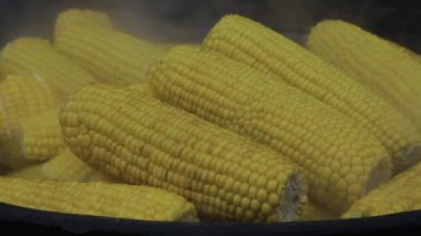 Canlı manzaranın ve canlı bir açık hava etkinliğinde buharlaşan mısırın tadını çıkarın..