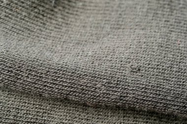 Örülmüş, karmaşık desenler ve yumuşak gri gölgelerin yakın çekimi.