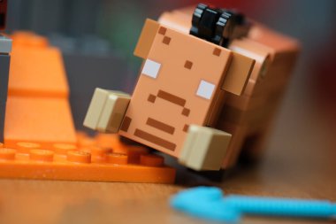 Renkli bir inek figürü neşeli ve neşeli bir çevreyi keşfeder..