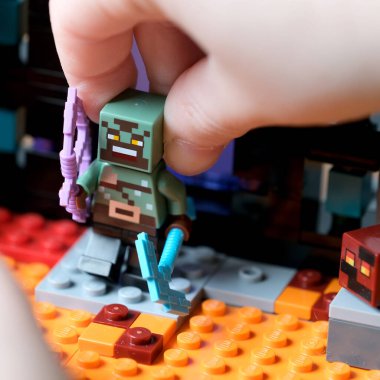 Bir el canlı yapı taşlarıyla etkileşime girer, canlı bir senaryo yaratır..