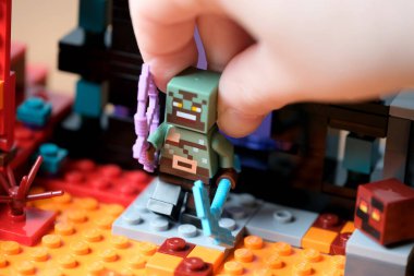 Bir çocuk canlı bir bina setine bağlanır, bir karakteri canlandırır..