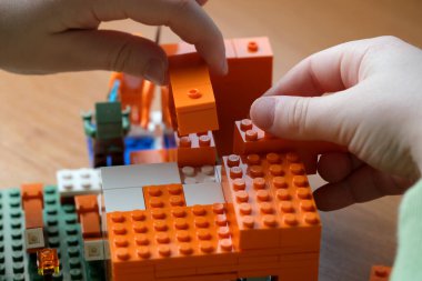 Eller hareketli blokları birleştirir, rahat bir yerde yaratıcılığı teşvik eder..