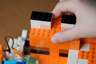 Ahşap yüzeyde parlak bloklar kullanarak eşsiz bir yapı inşa etmek..