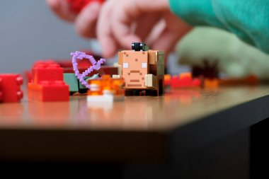 Genç eller yaratıcı blok figürleriyle renkli bir dünya inşa ederler..