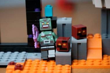 Minyatür figürler maceralarla dolu canlı bir bloğu keşfediyorlar..