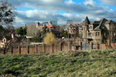 Parlak mavi gökyüzünün altında eski ve yeni mimari uyum içinde yaşıyor..
