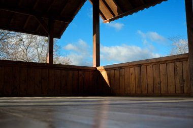 Doğal ışık ahşap bir alana akar ve sakin bir atmosfer yaratır..