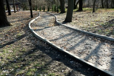 Sakin bir doğa bölgesinde zarifçe kıvrılan barışçıl bir yol..