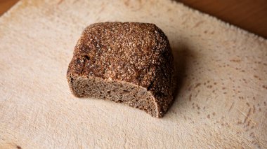 Köy ekmeği ahşap bir yüzeyde duruyor..