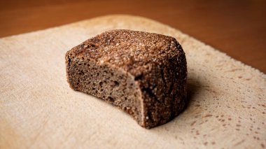 Doyurucu bir çavdar ekmeği davetkar bir şekilde tahtanın üzerinde duruyor..