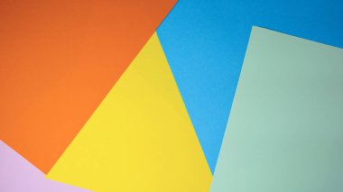 Parlak, canlı kağıtlar yumuşak bir yüzeyde yaratıcı bir şekilde düzenlenir..