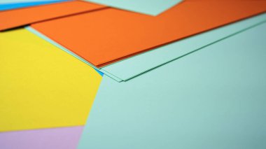 Parlak renkli kağıtlar yaratıcılığı ve sanatsal keşifleri davet ediyor.