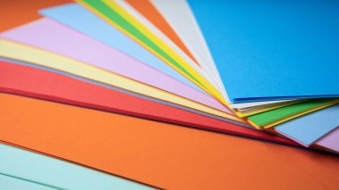 Yaratıcılığı sanatsal olarak destekleyen renkli kağıt kağıtları.