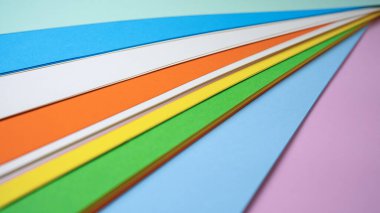 Parlak renkli kağıtlar yaratıcı projeler için düzgünce düzenlenmiştir..
