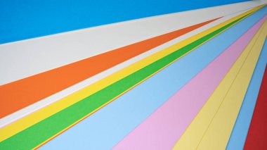 Mavi bir zemin üzerinde canlı renkler parlıyor, yaratıcılığı ateşliyor..