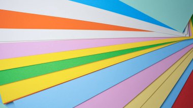 Parlak kağıt yaprakları canlı renkler sergiliyor, yaratıcılığı davet ediyor..