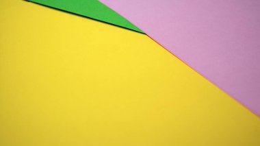 Canlı renkli kağıt parçaları parlak bir yüzeyde uzanıyor, keşifleri davet ediyor..