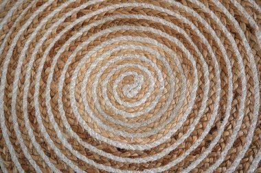Güzelce hazırlanmış spiral paspas doğal lifleri toprak tonlarında sergiliyor..