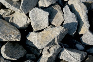 Kalıplaşmış kayalar doğal bir desen oluşturur. Gri ve açık renkli gölgeler sergilerler..