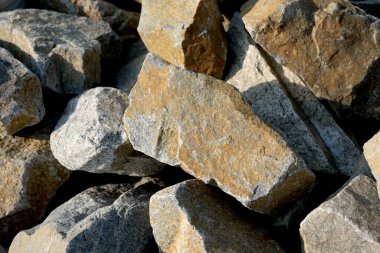 Değişik desenli taşlar akşam güneşinin yumuşak parıltısında güneşlenirler..