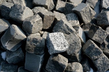 Değişik şekil ve boyutlarda granit taşlar güneş ışığına yayılmış..