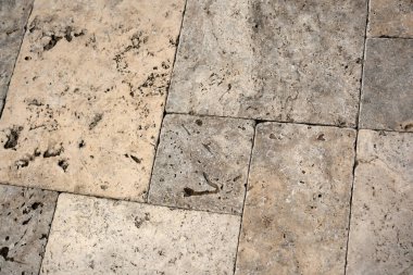 Döşeme taşından fayanslar davetkar, doğal bir yürüyüş yolu yaratır..