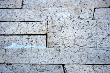 Pürüzsüz, katmanlı taş bloklar görsel olarak çarpıcı bir dış duvar oluşturur..