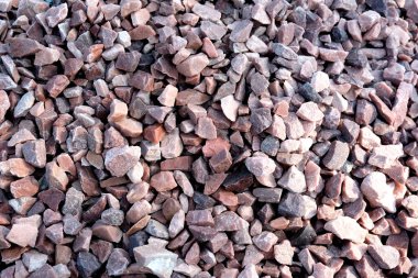 Çeşitli küçük taşlar yerde sanatsal, desenli bir manzara yaratır..