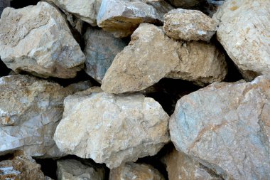 Çeşitli boyutlardaki kayalar yakın istiflenmiş, güzel toprak renkleri sergiliyorlar..