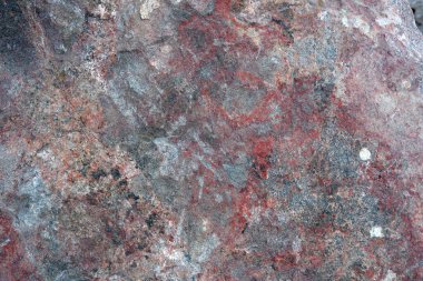 Yıpranmış bir taş yüzeyde canlı desenler ortaya çıkar ve hikayeler anlatırlar..