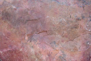 Karmaşık desenler yıpranmış taş katmanlarının canlı renklerini ortaya çıkarıyor..