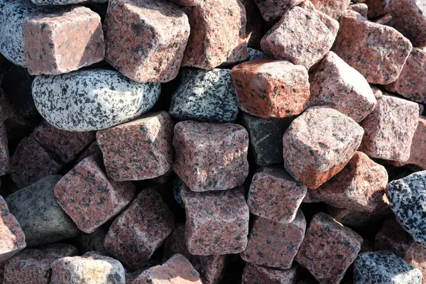 Değişik renklerde canlı granit taşlar güzel bir şekilde üst üste dizilmiş..