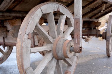 Eski el arabaları, antik bir ortamda karmaşık işçilikler sergiliyor..
