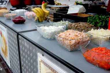 Meyve, sebze ve et gibi taze malzemeler yoldan geçenleri her gün çeker..