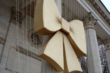 Çarpıcı bir altın yay zarif bir yapıyı süslüyor, bayram ruhunu canlandırıyor..