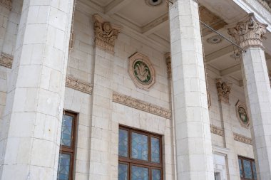 Granit sütunlar, alacakaranlıkta karmaşık oymalarla süslü bir cepheyi destekler..