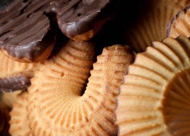 Zengin çikolata ve tereyağlı vanilyalı kurabiyelerin çekici özellikleri parlıyor..