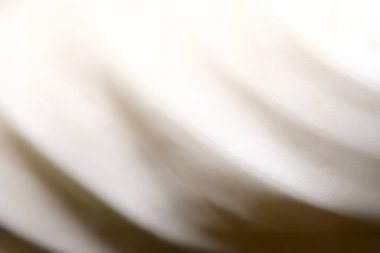 Yumuşak beyaz kumaştan ince dalgalar rahatlatıcı ve barışçıl bir ambiyansı çağrıştırıyor..